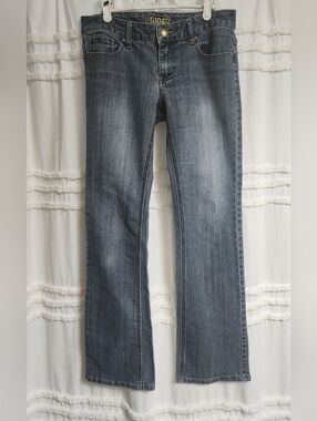 Vtg, Women's Low-Rise Flared Jeans in Size 28.